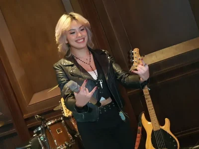 Audi Kirani sejak kecil belajar musik, kini jatuh cinta dengan music rock, dia pun remake lagu slow rock Nike Ardila berjudul Seberkas Sinar. (bayu ontoseno)