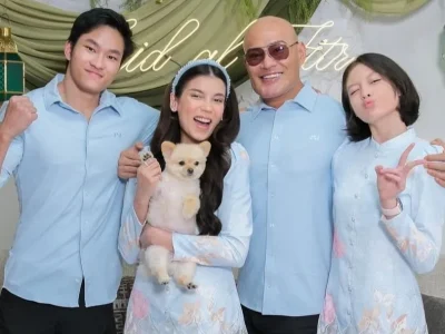 Deddy Corbuzier bersama dengan istri dan kedua anaknya. Foto: Dok. Instagram @sabrinahcairunnisa_