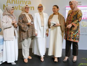 dr. Attila Dewanti Poerboyo Sp.A (K), tengah, bersama ibu-ibu peserta diskusi.