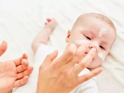 Merawat kulit bayi newborn (baru lahir) harus ekstra hati-hati. Meskipun, baru lahir tetap memerlukan skin care khusus bayi newborn. (sumber: internet)