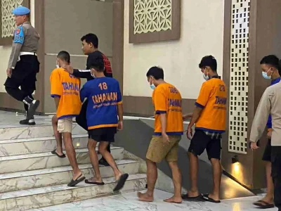 Para pesilat saat digiring ke Mapolda Jatim. Foto : Azharul Hakim