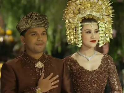 Resepsi pernikahan Thariq dan Aaliyah mengusung adat Minang. Foto: Dok. YouTube Thariq Halilintar