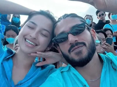 Jeremiah Lakhwani dan Jennifer Coppen saat larung abu Dali. Foto: Dok. Instagram @jeremiahlakhwani