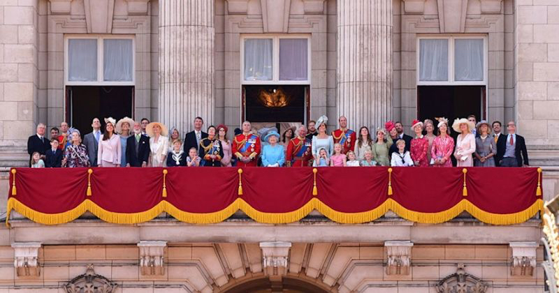 Keluarga Kerajaan berada di balkon Istana Buckingham selama perayaan Trooping the Color. (Foto: Getty Images)