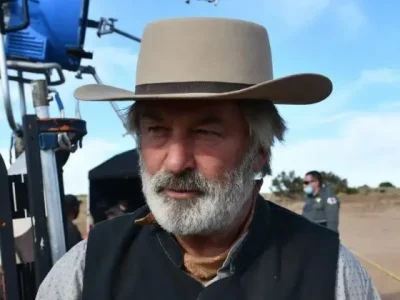 Aktor Hollywood, Alec Baldwin, akan segera disidang atas kasus penambakan tak disengaja yang menewaskan kru sinematografer film Rust. (Foto: Mega via The Blast)