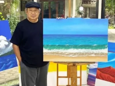 Mantan Presiden SBY berfoto bersama beberapa lukisannya di Cikeas, Bogor, Jawa Barat, pada Sabtu (7/8/2021). (Foto: Facebook/Herzaky Mahendra Putra)