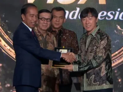 Pelatih timnas Indonesia Shin Tae Young menerima Golden Visa dari Presiden Jokowi di Hotel Ritz Carlton, Jakarta Selatan, Kamis (25/7). (Foto: Sekretariat Presiden)