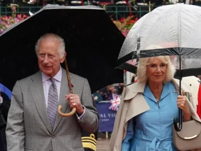 Raja Charles kesal saat bantu Camilla pakai jas hujan (Foto: instagram/theroyalfamily)