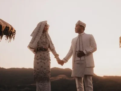 Aaliyah dan Thariq menggunakan pakaian Koto Gadang putih (Foto: instagram/thariqhalilintar)