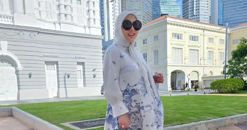 Inspirasi Gaya Bumil Stylish ala Syahrini di Usia Kehamilan 9 Bulan