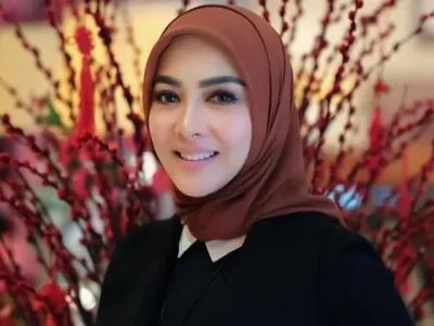 Gaya glamour Syahrini. (Foto: Dok. Pri)