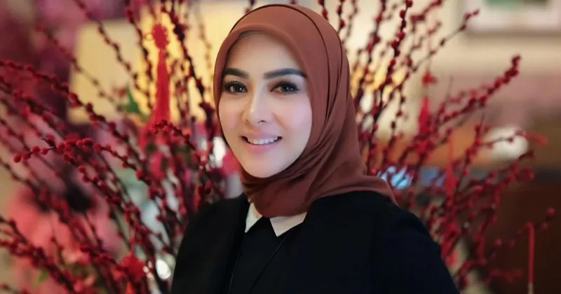 Potret Syahrini Tampil Langsing dengan Bros Seharga Rp 143 Juta