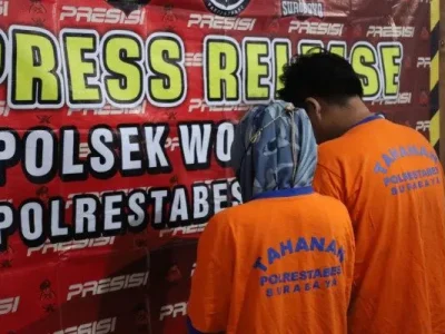 Pelaku sekaligus orang tua bayi yang ditemukan di Bratang Surabaya. Foto :Humas Polrestabes Surabaya