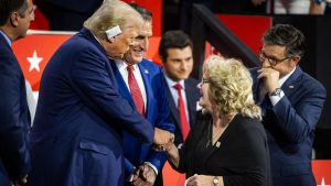 Beverly Vance ibu JD bersalaman dengan Trump saat pengenalan anaknya menjadi cawapres muda AS. (Foto Getty Images)