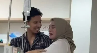 Kesedihan Elma Theana saat menjenguk Sonny Septian di rumah sakit. Foto : Instagram/elmatheana