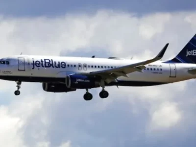 Seorang penumpang pesawat di Amerika Serikat menggugat pihak maskapai akibat terkena tumpahan teh panas saat turbulensi. (Foto: AP/Rick Browmer)