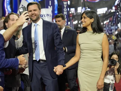 Kandidat cawapres Trump, JD Vances dan istri, Usha akan maju pemilihan presiden Amerika Serikat 2024 dari Partai Republik. (Foto AP PHOTO)