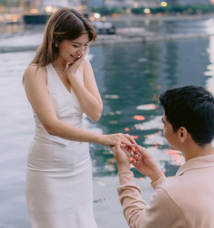 Cassandra Lee dilamar kekasih. Foto : Instagram/cassandraslee
