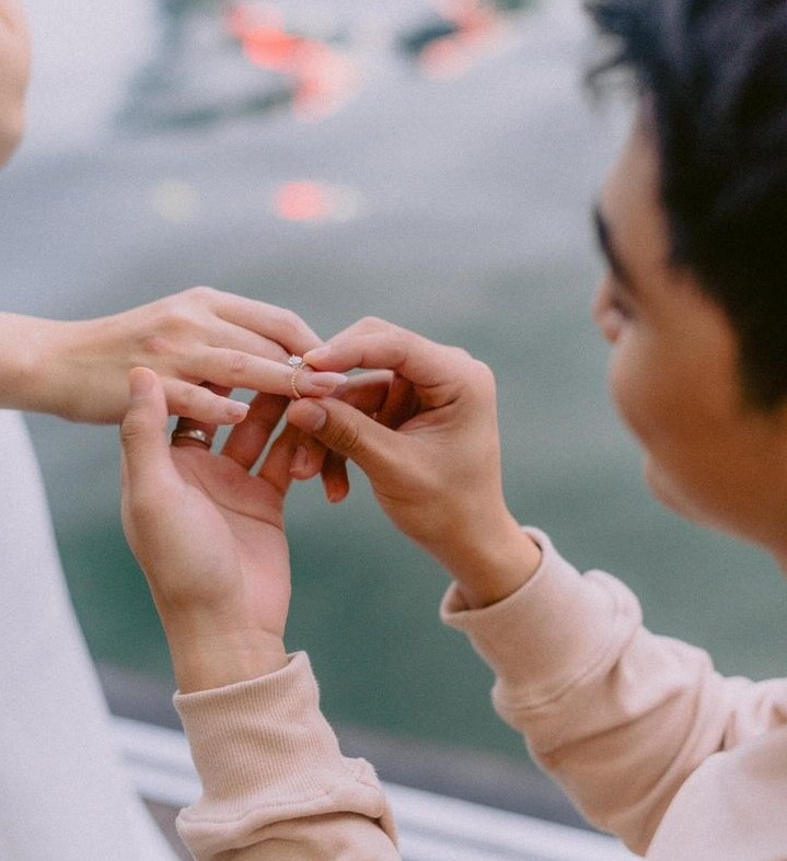 Cassandra Lee dilamar kekasih. Foto : Instagram/cassandraslee