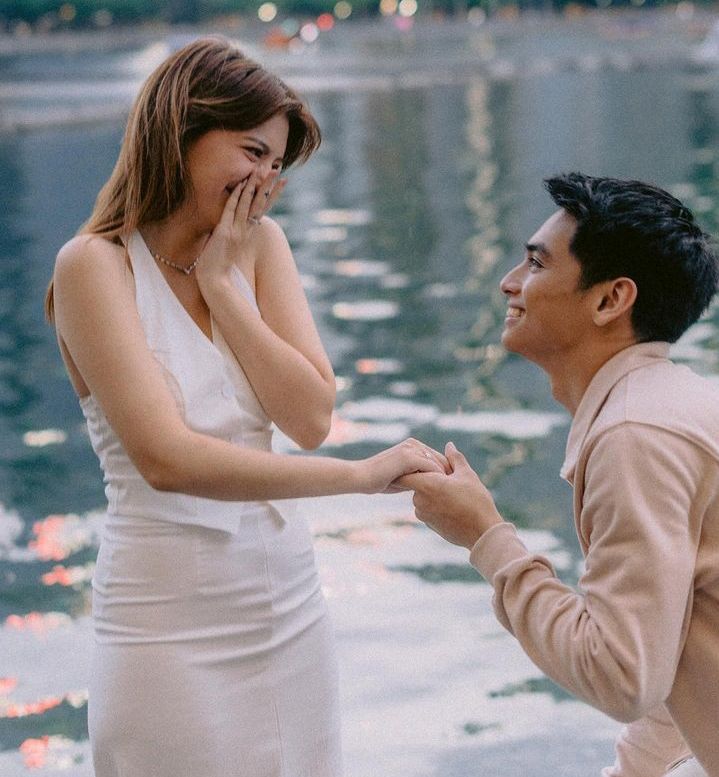Cassandra Lee dilamar kekasih. Foto : Instagram/cassandraslee