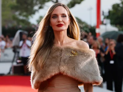 Angelina Jolie saat menghadiri Festival Film Venesia 2024. Foto: Dok. X @la_Biennale