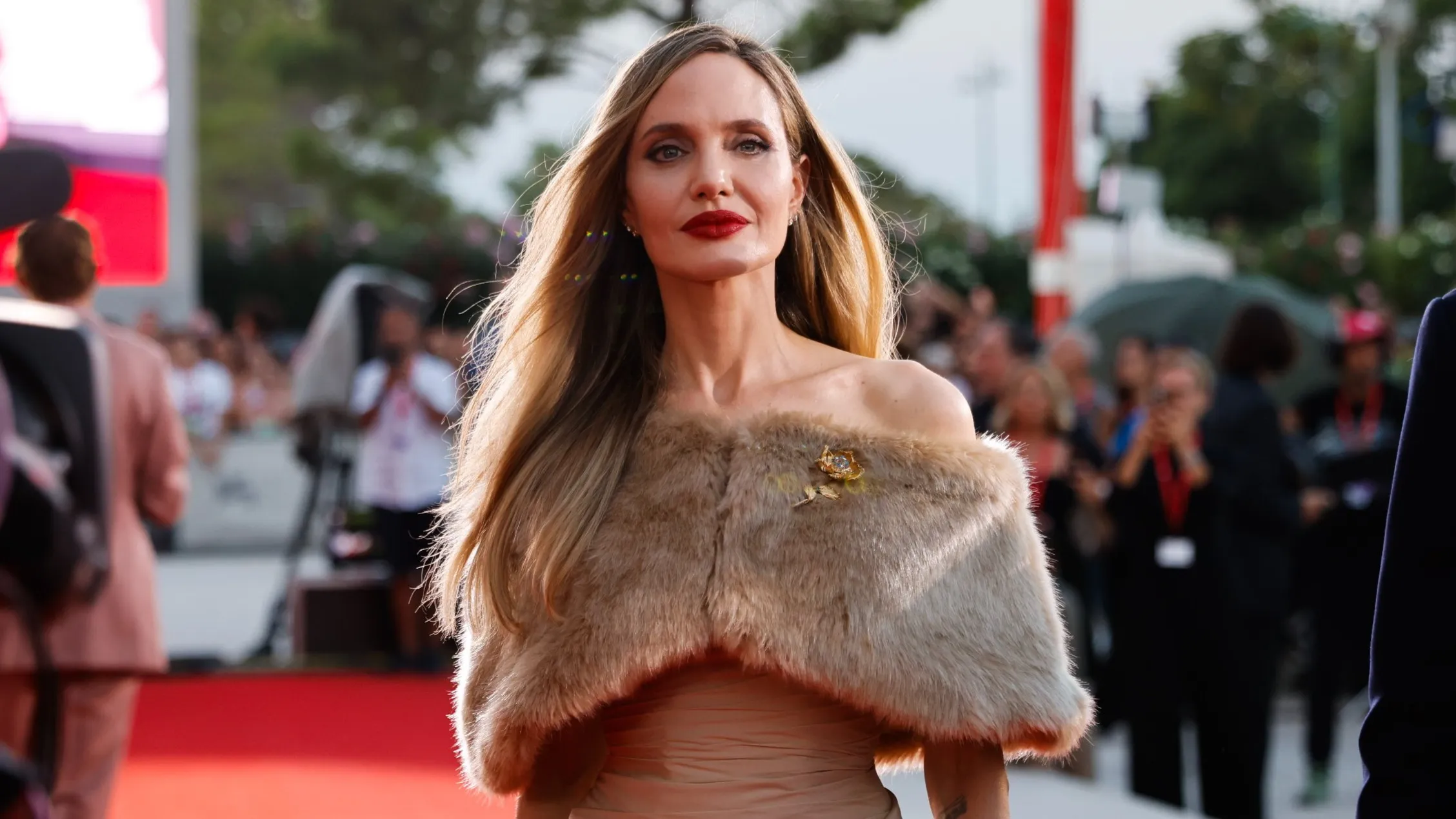 Angelina Jolie Kenakan 3 Gaun Berbeda di Festival Film Venesia