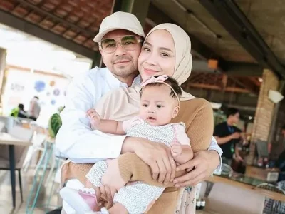 Potret Raffi Ahmad dan Nagita Slavina bersama baby Lily. Foto : Instagram/raffinagita1717