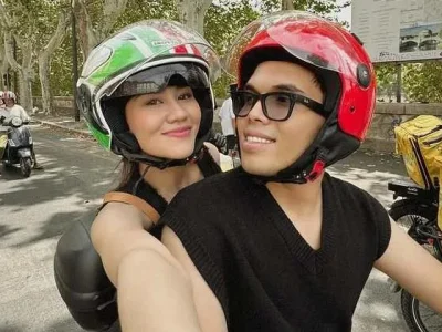 Thariq Halilintar dan Aaliyah Massaid berkeliling Kota Roma menggunakan sepeda motor. Foto : Instagram/thariqhalilintar