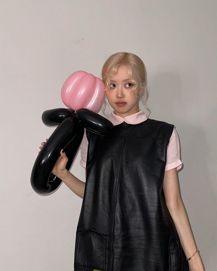 Rose BLACKPINK tamip dengan outfit mewah di acara Fansign. Foto : Instagram/roses_are_rosie