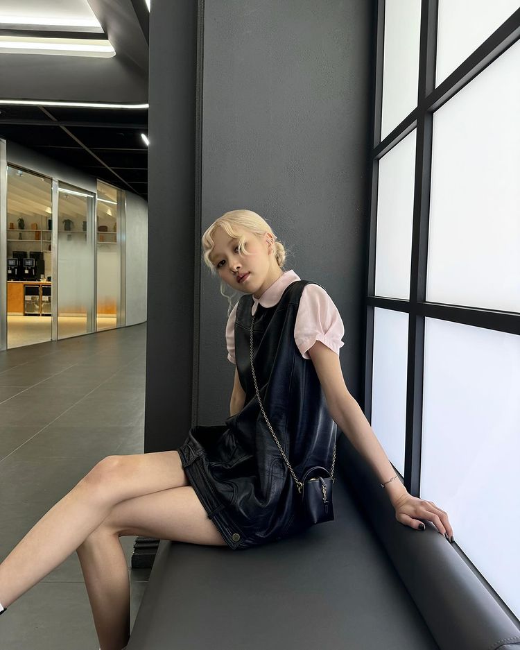 Rose BLACKPINK tamip dengan outfit mewah di acara Fansign. Foto : Instagram/roses_are_rosie