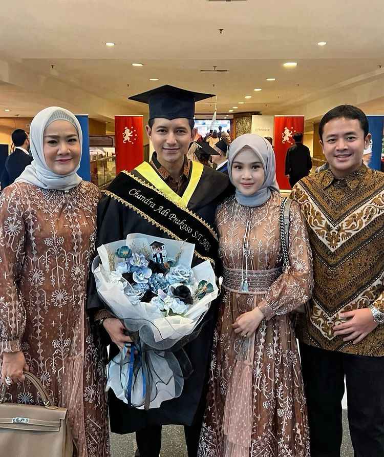 Chand Kelvin wisuda ditemani istri, Dea Sahira. Foto : Instagram/Foto profil chand_kelvin Foto profil deasahirah deasahirah
