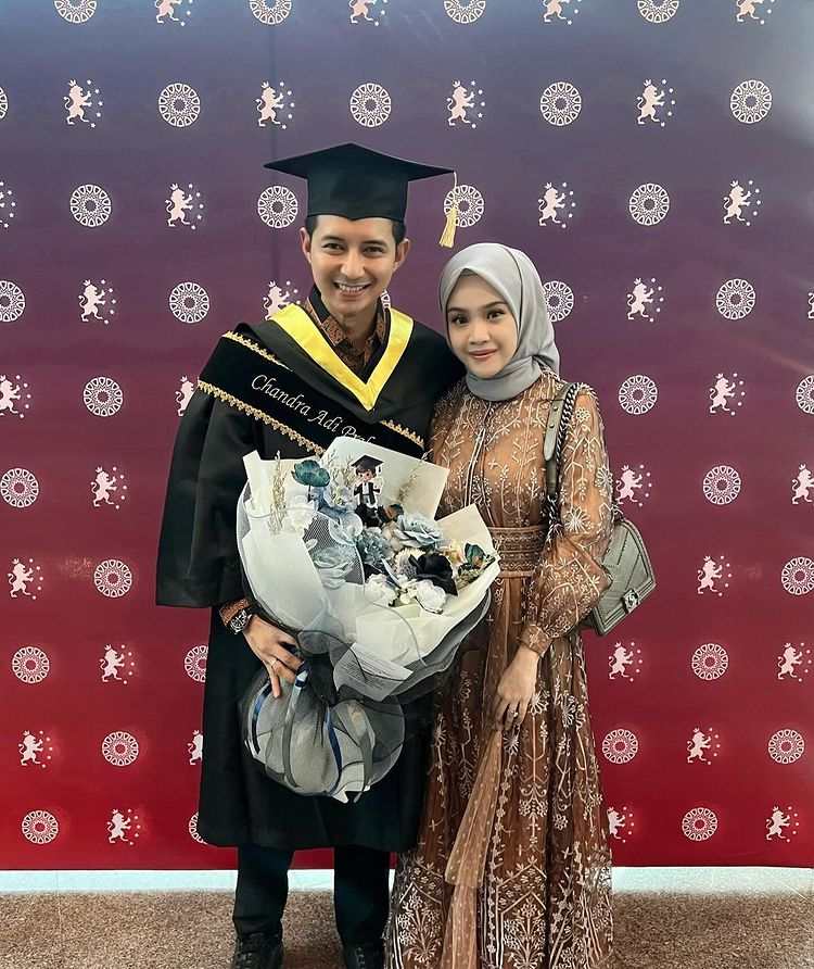 Chand Kelvin wisuda ditemani istri, Dea Sahira. Foto : Instagram/Foto profil chand_kelvin Foto profil deasahirah deasahirah