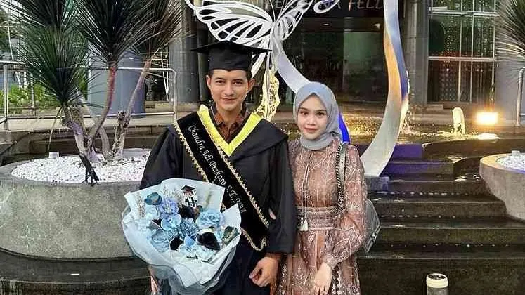 Ditemani Istri, Ini Potret Chand Kelvin Wisuda S2 di Malaysia