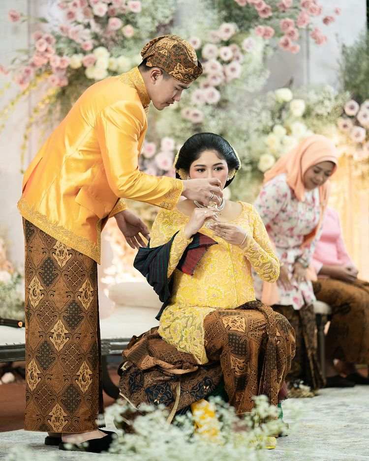 Potret anggun Erina Gudono di Upacara Mitoni. Foto : Intagram/erinagudono