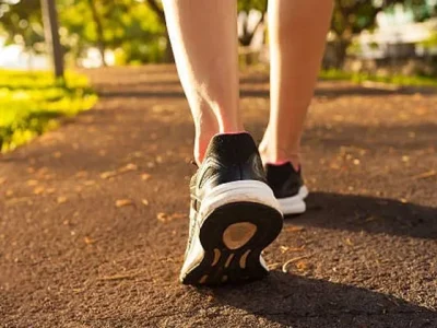 Jalan kaki setiap hari memiliki manfaat untuk  mencegah penyakit. Foto : iStockphoto/kieferpix