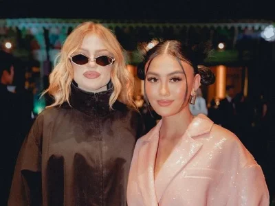 Agnez Mo saat bersama Luísa Gerloff Sonza, penyanyi dan penulis lagu asal Brasil, di Billboard Korea. Foto Instagram/agnezmo