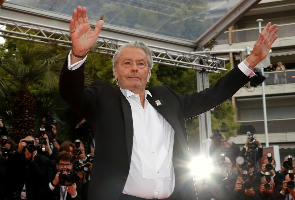 Penampilan publik terakhir Alain Delon di karpet merah Festival Film Canes. (Foto: Reuters/ Eric Gaillard)