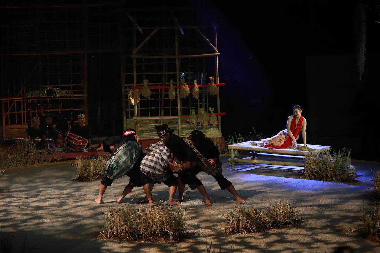 Ariel Tatum tampil di pementasan monolog Sang Kembang Bale. (Foto: Dok. Titimangsa)