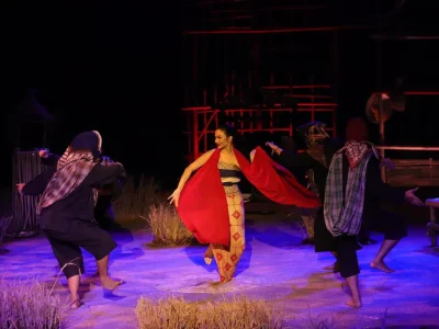 Ariel Tatum menari saat pementasan monolog Sang Kembang Bale. (Foto: Dok. Titimangsa)