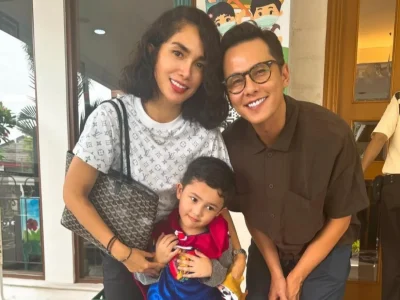 Andhika dan Ussy bersama anak terakhir mereka, Saka. Foto: Dok. @andhiikapratama
