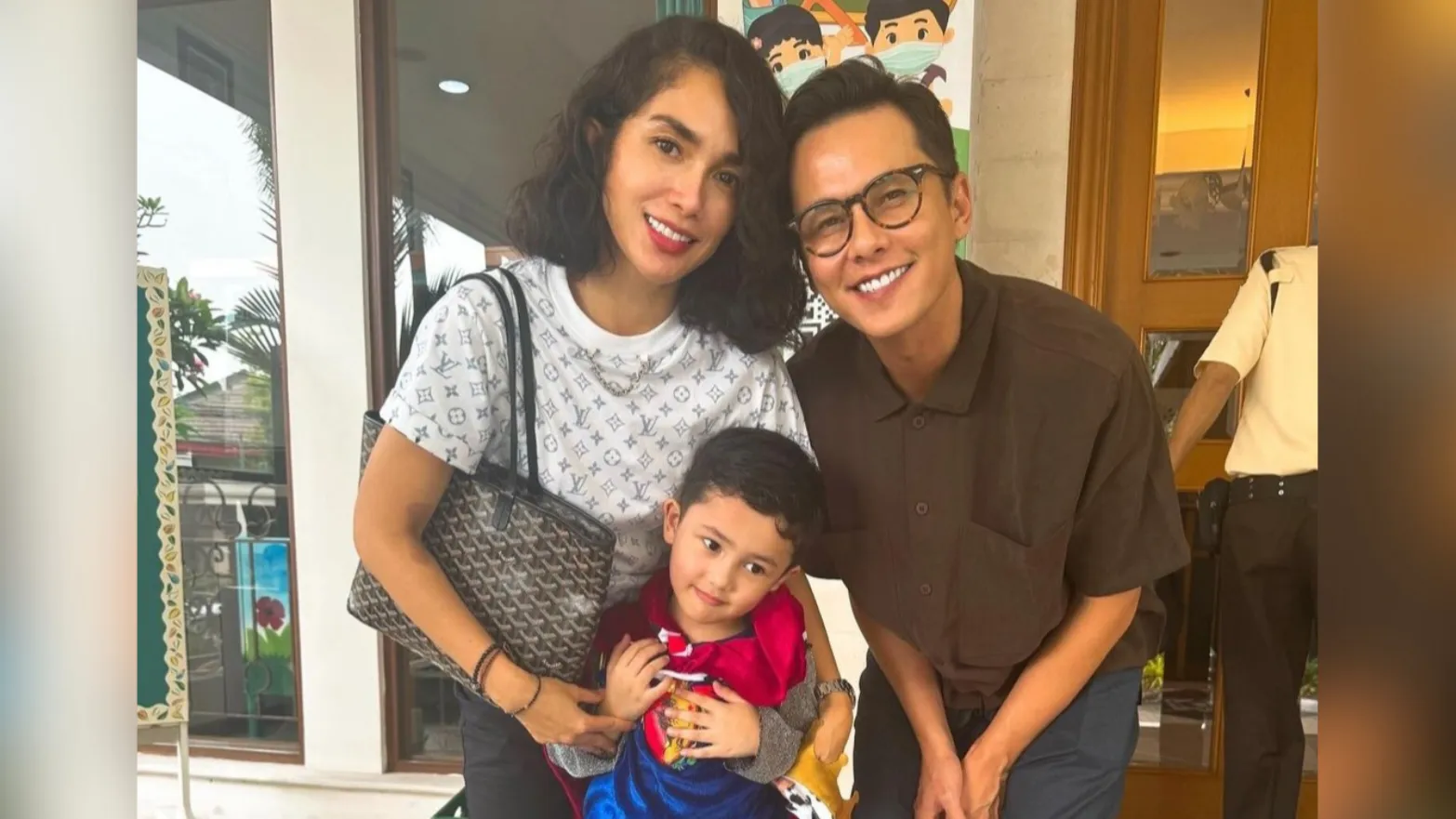 Gaya Saka, Anak Andhika Pratama dan Ussy Berpose Bak Model