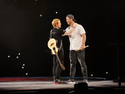 Chris Hemsworth saat berada di atas panggung konser Ed Sheeran. (Foto: Instagram/teddysphotos)