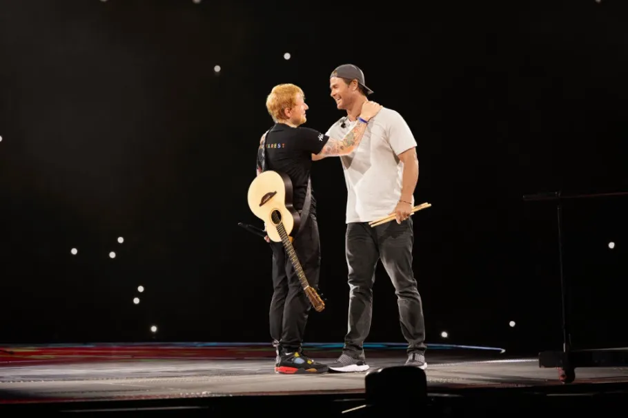 Mengejutkan, Chris Hemsworth Jadi Drummer di Konser Ed Sheeran