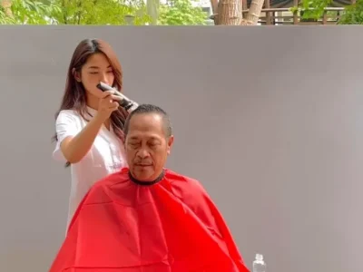 Momen Dinda Kirana memangkas rambut ayah. (Foto: Instagram/dindakirana)