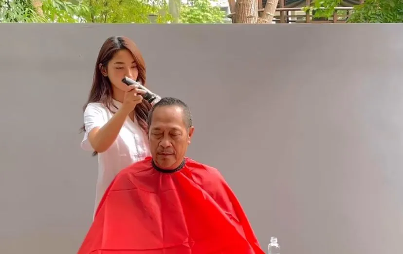 Bikin Haru, Dinda Kirana Potong Rambut Ayah yang Kena Stroke