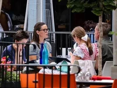 Ben Affleck menikmati makan malam bersama mantan istri, Jennifer Garner, dan dua anaknya. (Foto: Backgrid)