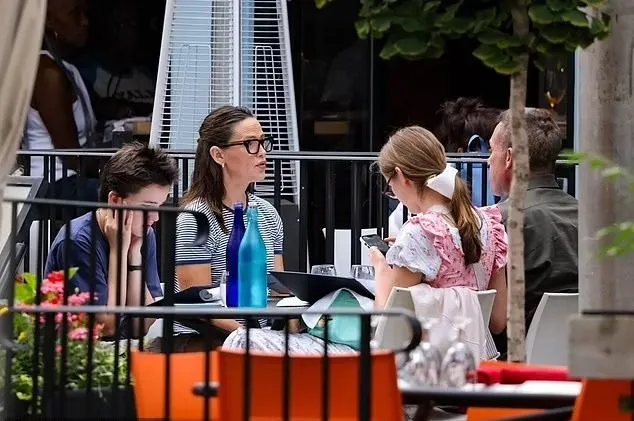 Tanpa Lopez, Ben Affleck Nikmati Makan Malam Bareng Mantan Istri