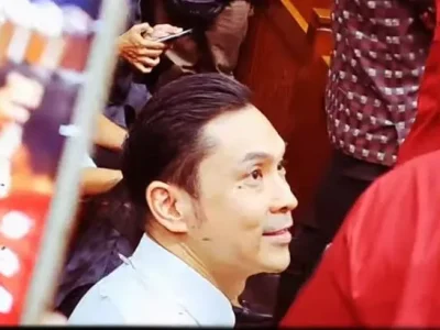 Harvey Moeis saat menghadiri sidang perdana atas dugaan kasus korupsi Timah. (Foto: Tangkapan Layar YouTube/Cumi Cumi)