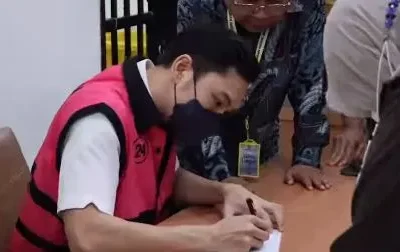 Harvey Moeis saat memasuki ruang sidang perdana atas kasus korupsi Timah. (Foto: ANTARA FOTO/Aprillio Akbar)
