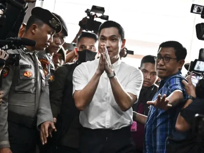 Harvey Moeis saat akan menjalani sidang perdana atas kasus Korupsi Timah, Rabu (14/5). Foto: ANTARA FOTO/Aprillio Akbar